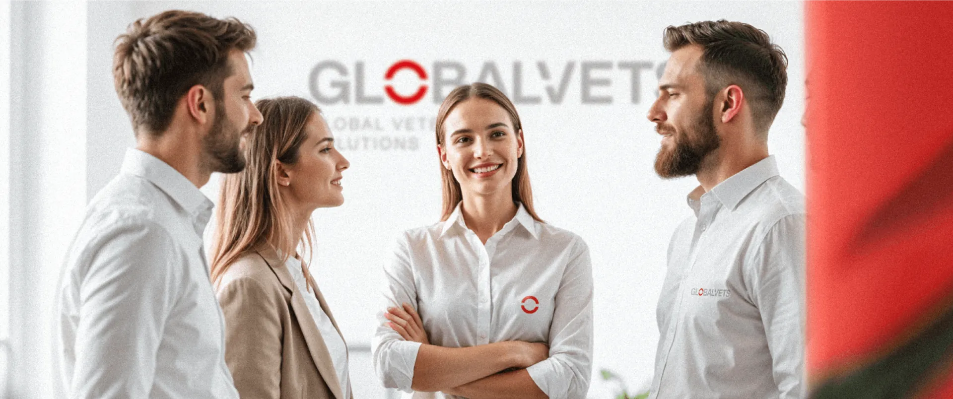 Cuatro integrantes del equipo de Globalvets conversando en una oficina clara